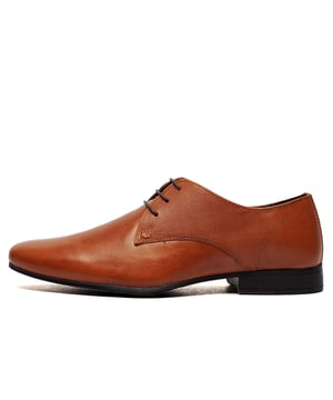 The Red Tape Bright Emboss Mens Shoes effortlessly combine modern sophistication with timeless elegance, making them a standout choice for the contemporary gentleman. Expertly crafted with premium materials, these shoes feature a unique embossed design that adds a touch of distinction and style. The sleek silhouette is enhanced by a polished finish, giving them a refined and luxurious appearance.
Designed in a versatile tan colourway that complements both formal and smart-casual outfits, these shoes are perfect for a variety of occasions, from business meetings to evening events. The secure lace-up fastening ensures a comfortable and adjustable fit, while the cushioned insole provides all-day comfort. Inside, the man-made lining enhances breathability and durability, ensuring long-lasting wear without compromising on comfort.
Whether paired with tailored suits for a sophisticated look or dressed down with chinos and a shirt for a more relaxed vibe, the Red Tape Bright Emboss Mens Shoes deliver unmatched style and versatility. Elevate your footwear collection with this modern classic, designed to make a bold statement wherever you go.

- Leather upper
- Embossed side panels
- Lace-up fastening
- Round toe design
- Cushioned insole
- Durable sole unit
Please Note: Red Tape manufacture for many well-known high street stores and we believe these shoes may have been destined for one of them, as they come to you delivered in a Debenhams presentation shoe box.
