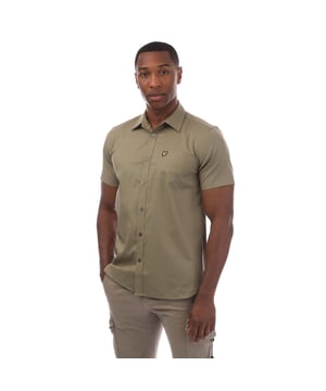 Heren Lyle And Scott Korte Mouw Poplin Overhemd in olijfkleur.- Klassieke kraag.- Korte mouwen.- Volledige knoopsluiting.- Borstzak.- Lyle And Scott Golden Eagle logopatch geborduurd op de zak.- Afgeronde zoom.- 97% Katoen 3% Elastaan.- Ref: SW1807VW908