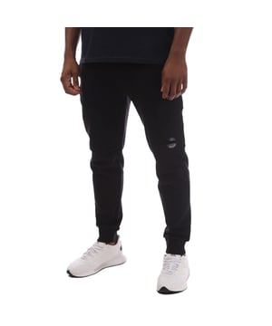 Heren C.P. Company Diagonal Raised Fleece Lens Sweatpants in zwart.- Verstelbare tailleband met trekkoord.- Zijzakken.- Cargo klep met drukknoopzak en Lens detail.- Geribde zomen.- Normale pasvorm.- 100% Katoen.- Ref: 18CMSP017A999