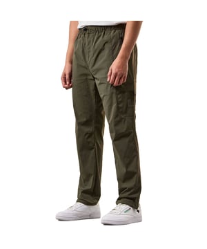 Heren Weekend Offender Tulum Technical Combat Pants in groen.- Elastische tailleband met reflecterend verstelbaar trekkoord.- Beenzakken met verborgen ritssluitingen met reflecterende bungee koord ritstrekkers.- Zij- en achterzakken met ritssluiting.- Contrasterende stiksels.- Tonale hoge dichtheid gevangenis print op zak.- Intern reflecterend trekkoord op manchetten.- DWR (Durable Water Repellent) coating.- Ref: WPSS2404GRN