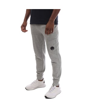 Mens C.P. Company Diagonal Raised Fleece Lens Sweatpants in grey.- Adjustable drawstring waistband.- Side pockets.- Cargo flap snap pocket with Lens detail.- Ribbed hems.- Regular fit.- 100% Cotton.- Ref: 18CMSP017AM94