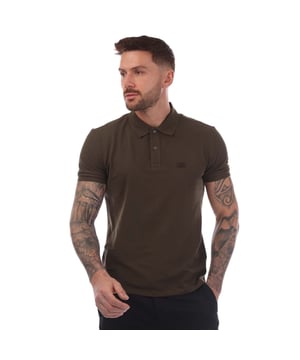 Heren C.P. Company Stretch Piquet Logo Poloshirt in groen.- Polokraag.- Korte mouwen met geribde manchetten.- Sluiting met twee knopen.- Logo patch op de borst.- Split aan de zijkanten.- Rechte zoom.- 95% Katoen 5% Elastane.- Ref: 18CMPL065A683