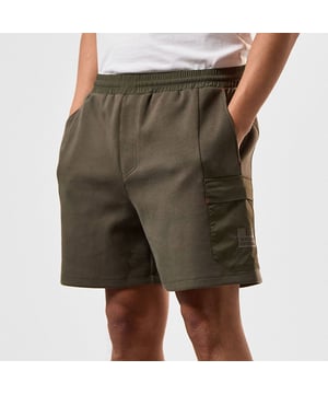 Heren Weekend Offender Caleta Technical Shorts in groen.- Elastische tailleband met intern trekkoord.- Polyamide zakken met reflecterende bungee koord ritstrekkers.- Zakken met zij-ingang.- Tonale hoge dichtheid WO gevangenis print op zak.- Contrasterende stiksels.- Normale pasvorm.- Ref: STSS2422GRN