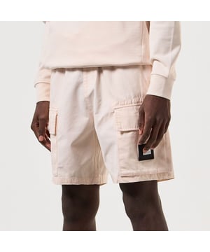 Heren Weekend Offender Scopello Sharp Cargo Shorts in crème.- Elastische tailleband met interne koord.- Zakken met verborgen ritsen en ritstrekkers van eigen stof.- Grote zak met klep en knoop met WO merk op de benen.- Achterzak.- Afneembare WO badge op zak.- Normale pasvorm.- Ref: STSS2425CRE