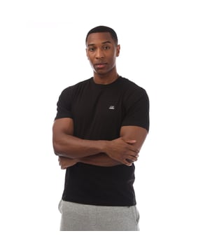 Heren C.P. Company 30-1 Jersey Logo Patch T-shirt in zwart.- Geribde ronde hals.- Korte mouwen.- Geborduurde logo patch op borst.- Normale pasvorm.- 100% katoen.- Ref: 18CMTS031A999