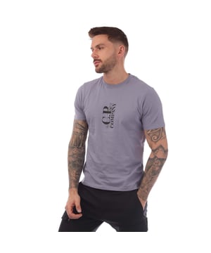 Heren C.P. Company 30-1 Jersey Vertical Logo T-shirt in lavendel.- Ronde hals.- Korte mouwen.- Op borst gedrukt logodetail.- Normale pasvorm.- 100% Katoen. - Ref: 18CMTS138A774