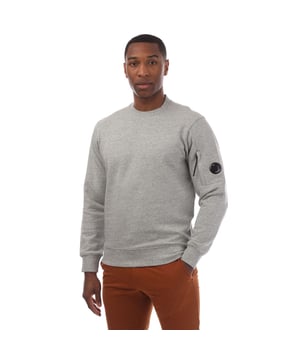 Mens C.P. Company Diagonal Raised Fleece Lens Crewneck Sweatshirt in grey.- Ribbed crewneck.- Ribbed cuffs and hem.- Embroidered logo detail on back neck.- Regular fit.- 100% Cotton.- Ref: 18CMSS023AM94