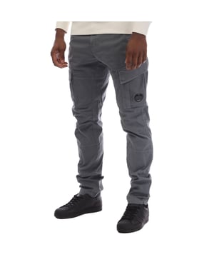 Heren C.P. Company Stretch Sateen Lens Cargo Pants in grijs.- Gulp met rits en knoopsluiting.- Zijzakken.- Achterflap steekzakken met aangebracht logolabel.- Cargo klepsteekzakken met Lens detail.- Gelijkgekleurd.- Ergonomische pasvorm.- 98% Katoen 2% Elastan.- Ref: 18CMPA056A872