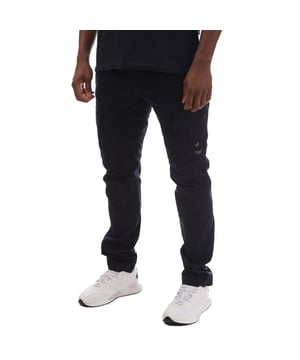 Heren C.P. Company Stretch Sateen Lens Cargo Pants in marineblauw.- Gulp met rits en knoopsluiting.- Zijzakken.- Achterflap met drukknopenzakken met aangebracht logolabel.- Cargo flap met drukknopenzakken met Lens detail.- Gelijkgekleurd.- Ergonomische pasvorm.- 98% Katoen 2% Elastan.- Ref: 18CMPA056A888