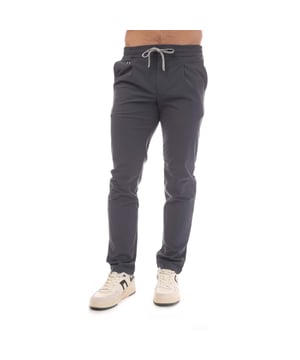 Heren Tramarossa Alvise broek in grijs.- taille met koord en zachte pasvorm.- Gulp met rits.- Amerikaans gesneden zak.- Elegante details zoals een penning.- Comfortabele snit.- 71% Polyamide 29% Elastaan.- Ref: T0150785