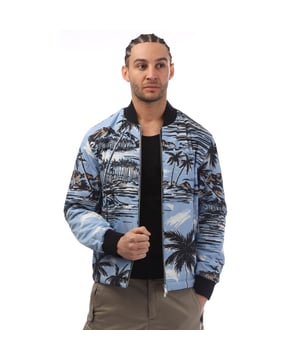 Monogram - seizoensgebonden print Bomber -- digitaal geprint nylon met droog aanvoelen -- eigentijdse bombervorm met moderne details in het ZWARTE handtekeningmonogram - hoofdmateriaal: 100% polyester - vlekreiniging