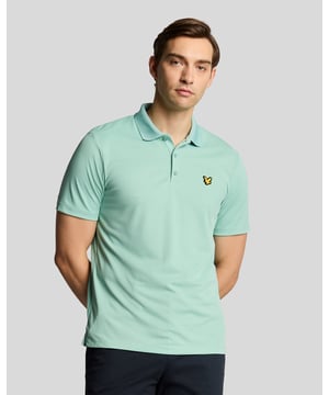 Het Lyle & Scott golf tech polo shirt. Dit regular-fit polo is gemaakt van een gerecycled polyesterblend en is ontworpen om zo lichtgewicht mogelijk te zijn, met een drieknoopsluiting en detailstiksels op de kraag en manchetten.