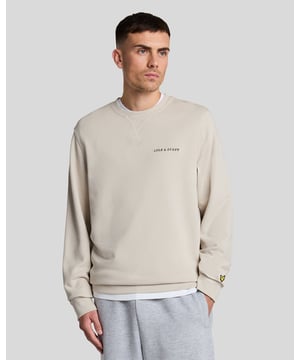 Werten Sie Ihre Garderobe mit dem Loopback Embroidered Crew Neck Sweatshirt auf, einem typischen Stück aus unserer Legacy-Reihe. Dieses erhabene Sweatshirt im lockeren Schnitt aus 100 % Premium-Baumwolle ist mit einem raffinierten Logo-Schriftzug und einem eleganten goldenen gestickten Adler verziert und strahlt Raffinesse und Stil aus. – Zusammensetzung: 100 % Baumwolle – Passform: Locker – Logo-Branding: Logo-Schriftzug und Adler – Logoposition: Oben links auf der Brust und am linken Bündchen – Funktionalität: Vielseitig für legere und stilvolle Anlässe. Gönnen Sie sich diesen Frühling dieses luxuriöse Sweatshirt, das Komfort und tadellosen Stil für den modernen Mann nahtlos verbindet.