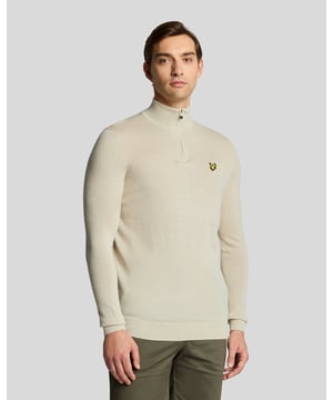 Mit unserem Pullover mit Viertelreißverschluss aus unserer Golf-Kollektion sehen Sie auf dem Golfplatz oder im Clubhaus immer gut aus. Der Pullover besteht aus einer Merinowollmischung, die Schweiß ableitet und Sie bei Wind warm hält. Er verfügt über einen Trichterhalsausschnitt und gerippte Abschlüsse. - Trichterhalsausschnitt - Viertelreißverschluss vorne - Lange Ärmel - Kontrastfarbene Rippenabschlüsse - Charakteristisches Lyle & Scott Silikon-Logo - Zusammensetzung: 50 % Wolle, 50 % Acryl