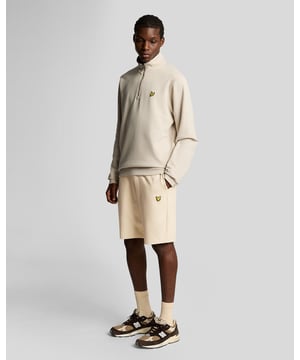 Durch die Verwendung von leichter und weicher Viskose bieten unsere Fly Fleece Shorts zusätzliche Dehnbarkeit und Vielseitigkeit, egal ob Sie aktiv sind oder nicht. – Tiefschwarz – 70 % Viskose, 22 % Polyamid, 8 % Elastan – Kordelzug in der Taille – 2 Seitentaschen – 360 g/m² Stoff – Doppelt genähter Beinabschluss