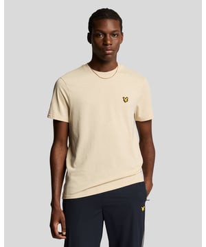 Mit der perfekten Mischung aus weicher Baumwolle und feuchtigkeitsableitendem Polyester ist das Martin Tee das perfekte T-Shirt, egal ob Sie ins Fitnessstudio gehen, Fußball spielen oder von zu Hause aus arbeiten. – 50 % Baumwolle, 50 % Polyester – Fein gerippter Kragen – Detailnähte an Schulter, Kragen und Manschetten – Eingesetzte Ärmel