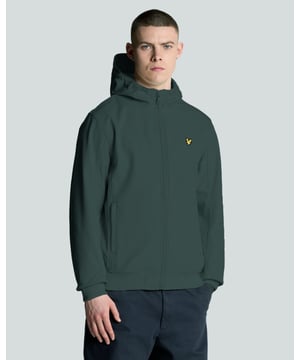 Wir präsentieren die Mesh Back Softshell-Jacke aus unserer Legacy-Reihe, ein typisches Kleidungsstück für den anspruchsvollen Gentleman. Diese sorgfältig designte Jacke vereint gekonnt Eleganz und Funktionalität und sorgt für eine tadellose Passform und moderne Ästhetik. – Zusammensetzung: 95 % Polyester, 5 % Elastan für Strapazierfähigkeit und Dehnbarkeit – Passform: Normal, maßgeschneidert für eine dezente Silhouette – Branding: Markantes Logo-Emblem für einen Hauch von Eleganz – Vielseitiger Stil: Ideal für legere und halbformelle Anlässe – Atmungsaktive Mesh-Rückseite für mehr Komfort. Werten Sie Ihre Frühlingskollektion für Herren mit dieser raffinierten Jacke auf, die Luxus und Funktionalität nahtlos für die moderne Garderobe kombiniert.