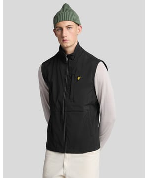 Eine Westenversion unserer meistverkauften Softshelljacke, eine Außenschicht aus einer Polyester-Elasthan-Mischung für zusätzliche Dehnbarkeit und Komfort. Sie wird mit allen Verzierungen geliefert, außer den Ärmeln.- Rotguss- 100 % Polyester- Durchgehender Metallreißverschluss- 2 Nahttaschen- Verdeckte Brusttasche mit Reißverschluss