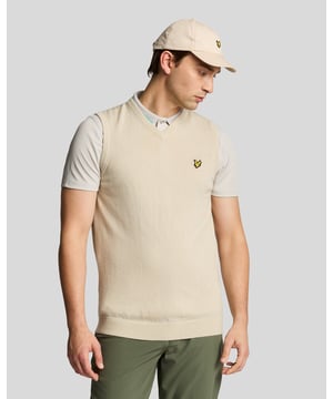 Verhoog uw garderobe met het Merino Blend Gebreide V-Hals Vest, een exquisite toevoeging aan onze golfcollectie. Dit luxueuze kledingstuk combineert moeiteloos stijl en functionaliteit, vervaardigd uit een verfijnde mix van 50% merinowol en 50% acryl voor ongeëvenaard comfort en warmte. Het vest is voorzien van een onderscheidende gouden geborduurde adelaar op de bovenste linkerkant van de borst, wat symbool staat voor verfijning.\n\n- Materiaal samenstelling: 50% Merinovlas, 50% Acryl\n- Pasvorm: Regular\n- Logo branding: Gouden geborduurde adelaar\n- Locatie logo branding: Bovenste linkerkant van de borst\n- Veelzijdige styling voor zowel op als naast de golfbaan\n\nDit kledingstuk belichaamt elegantie en veelzijdigheid, waardoor het een essentiële toevoeging is aan uw voorjaars herenkledingcollectie.