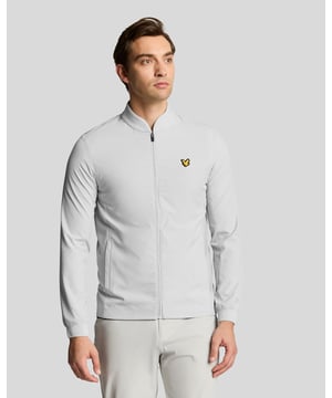 Wir präsentieren unsere leichte Golfjacke, ein absolutes Must-have unserer edlen Frühlingskollektion für Herren. Die raffinierte Transparenz an Rücken und Seiten sorgt für Atmungsaktivität und Stil. Mit durchgehendem Reißverschluss und zwei praktischen Taschen wertet sie jedes Golf-Outfit auf. - Zusammensetzung: 90 % Polyester, 10 % Elastan - Passform: Normal - Branding: Goldener gestickter Adler - Logoposition: Linke Brust - Funktional und stylisch für den Golfplatz und darüber hinaus Diese vielseitige Jacke vereint Funktionalität und Eleganz und ist damit ein Must-have für Ihre Saisongarderobe.