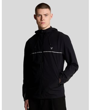 Erweitern Sie Ihre Sportgarderobe mit unserer Trainingsjacke, einem besonderen Stück aus unserer edlen Herren-Sportbekleidung. Diese Jacke aus einem Hochleistungsgemisch aus 90 % Nylon und 10 % Elastan bietet außergewöhnliche Flexibilität und Strapazierfähigkeit und ist somit ein unverzichtbares Kleidungsstück für Training und Freizeit.  - Passform: Normal - Zusammensetzung: 90 % Nylon, 10 % Elastan - Logo-Branding: Dezent und doch raffiniert - Platzierung: Geschmackvoll platziert - Vielseitiges Styling: Perfekt für Lagenlooks oder solo getragen  Diese Trainingsjacke vereint Funktionalität und Eleganz und sorgt dafür, dass Sie den ganzen Frühling über stilvoll und bequem bleiben.