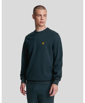 Unser Fly Fleece mit Rundhalsausschnitt besteht aus leichter und weicher Viskose und bietet zusätzliche Dehnbarkeit und Vielseitigkeit, egal ob Sie aktiv sind oder nicht.– 70 % Viskose, 22 % Polyamid, 8 % Elastan– Raglannaht an der Schulter– Fein gerippter Kragen– 360 g/m² Stoff– Lockere Bündchen und Saum– Eingesetzte Ärmel– Kängurutasche