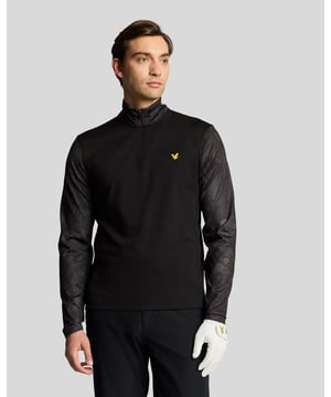 Wir präsentieren den Printed Contour Midlayer aus unserer Golf-Kollektion – eine unverzichtbare Ergänzung für die Garderobe des modernen Gentlemans. Dieser Midlayer, fachmännisch gefertigt für höchsten Komfort, besticht durch einen raffinierten Viertelreißverschluss und markante Printkontraste an Ärmeln und Halsausschnitt und verbindet so Funktionalität und Stil. - Zusammensetzung: 90 % Polyester, 10 % Elastan - Passform: Normal - Logo: Goldener gestickter Adler - Logoplatzierung: Linke Brust - Vielseitiger Style für Golf und Freizeit - Entworfen für eine gehobene Frühlingskollektion für Herren Werten Sie Ihr Frühlings-Outfit mit diesem unverzichtbaren Kleidungsstück auf, das sich perfekt für Performance und Freizeit eignet.