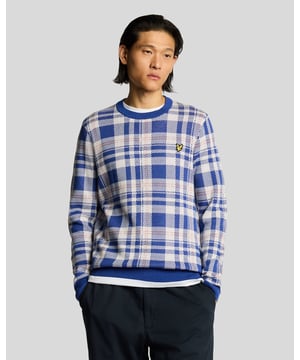 Entdecken Sie den Spring Tartan Rundhalspullover, ein elegantes Stück aus unserer Legacy-Kollektion, das Ihre Strickkollektion aufwertet. Dieser Pullover präsentiert sich im klassischen Tartan-Muster mit einem goldenen, gestickten Adler auf der linken Brustseite und strahlt so raffinierte Eleganz und Stil aus. Zusammensetzung: 60 % Baumwolle, 40 % Viskose. Passform: Normalgröße. Branding: Goldenes Adler-Logo. Position: Obere linke Brust. Vielseitiger Style für verschiedene Anlässe. Luxuriöses Tragegefühl, perfekt für die Übergangszeit. Dieser zeitlose Pullover verkörpert die Essenz frühlingshafter Herrenmode und verleiht Ihrer Garderobe Raffinesse.