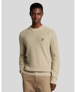 Wir präsentieren unseren gerippten Rundhalspullover, eine elegante Ergänzung der Frühjahrskollektion für Herrenmode, die sich durch ihre anspruchsvolle Strickverarbeitung auszeichnet. Dieses außergewöhnliche Stück vereint luxuriösen Komfort und zeitlosen Stil und ist mit einem goldenen, gestickten Adler auf der linken Brustseite verziert, der für Raffinesse und Qualität steht. - Hergestellt aus einer hochwertigen Mischung aus 50 % Acryl, 30 % Nylon und 20 % Wolle - Normale Passform für eine schmeichelhafte Silhouette - Vielseitige Styling-Optionen für legere und formelle Anlässe - Mit dezentem, aber wirkungsvollem Logo Erweitern Sie Ihre Garderobe mit diesem luxuriösen Pullover – eine unverzichtbare Wahl für den anspruchsvollen Gentleman in dieser Saison.