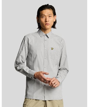 Gingham ist ein echter Klassiker, ein kleineres Karomuster, das sich perfekt fürs Büro oder das Wochenende eignet. Dieses Gingham-Hemd hat einen klassischen Kragen und einen Knopfverschluss vorne mit unserem charakteristischen Lyle & Scott-Logo auf der Brust. - Klassischer Kragen - Knopfverschluss vorne - Lange Ärmel mit Knopfmanschetten - Material: 100 % Baumwolle