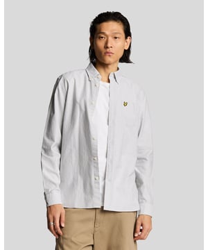Wir präsentieren das gestreifte Oxford-Hemd, eine beispielhafte Ergänzung unserer Legacy-Kollektion. Dieses langärmelige, gewebte Hemd vereint klassisches Design mit moderner Eleganz und besticht durch eine raffinierte Tasche auf der linken Brust, die mit unserem charakteristischen goldenen Adler-Etikett verziert ist. Hergestellt aus 100 % Baumwolle verspricht es Komfort ohne Kompromisse beim Stil. - Größe: Normalgröße - Zusammensetzung: 100 % Baumwolle - Passform: Tailliert für einen eleganten Auftritt - Logo-Branding: Goldener Adler-Etikett - Logo-Branding-Position: Oben links auf der Brust - Vielseitiger Style für legere und formelle Anlässe Erweitern Sie Ihre Frühlingsgarderobe mit diesem zeitlosen Stück – perfekt, um die Saison stilvoll zu feiern.