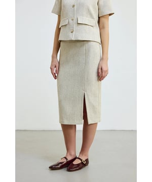 Our sizes run large, It offers an elegant and stylish look. The tweed fabric adds a classic and sophisticated atmosphere to the skirt. The slit detail on the front gives the skirt a modern and attractive touch. Its ecru color can be easily combined with all kinds of top clothing. It is an ideal option for both special invitations and daily stylish combinations.