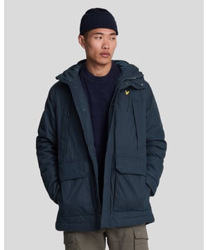 Essentieel voor koudere dagen, de Lyle & Scott Microfleece Parka 2.0, is voorzien van een microfleece voering, handwarm pockets op de borst, diepe zijzakken en een verstelbare capuchon om je tegen de elementen te beschermen.