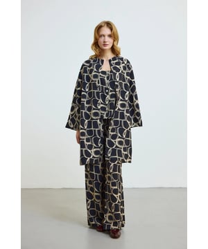 Our sizes run large, It has a stylish and comfortable design. While the collarless design adds a modern and comfortable atmosphere to the caftan, the patterns give it a unique style. Black color provides an elegant and stylish appearance. It is a wonderful piece that can be worn comfortably at home or at elegant events. It is an ideal choice for those looking for both comfort and elegance.