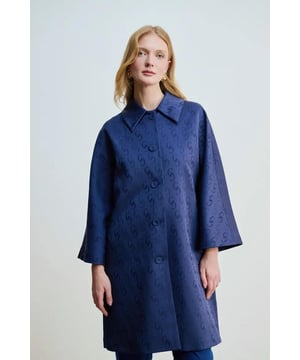 Our sizes run large, Monogram Kaftan is ecru color. It offers comfort and elegance together. Its lined structure ensures comfortable use all day long. It creates an elegant look with its shirt collar design and long sleeve details. The slogan detail adds a modern touch to the kaftan, making it an ideal option for casual/daily use. An excellent choice for those looking for a piece that is both comfortable and stylish, this kaftan will attract attention in any environment.