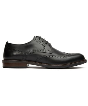 Zapatos negros de charol Barry para hombre, fabricados con cuero y suela sintética. Presentan detalle de charol y parte superior de cuero.