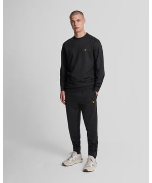 Onze Fly Fleece Trackies zijn gemaakt van lichtgewicht en zacht aanvoelende viscose en bieden extra stretch en veelzijdigheid, ongeacht of u actief bent of niet. - 70% viscose, 22% polyamide, 8% elastaan ​​- Trekkoord in de taille - 2 zijzakken - 360 gsm stof - Ritssluitingen aan de mouwen in de zijnaden