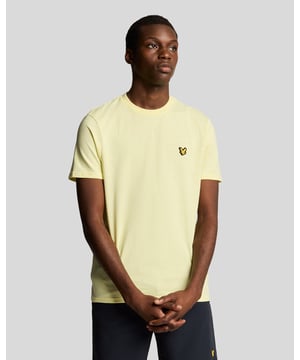 Mit der perfekten Mischung aus weicher Baumwolle und feuchtigkeitsableitendem Polyester ist das Martin Tee das perfekte T-Shirt, egal ob Sie ins Fitnessstudio gehen, Fußball spielen oder von zu Hause aus arbeiten. – 50 % Baumwolle, 50 % Polyester – Fein gerippter Kragen – Detailnähte an Schulter, Kragen und Manschetten – Eingesetzte Ärmel