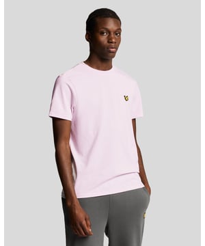 Mit der perfekten Mischung aus weicher Baumwolle und feuchtigkeitsableitendem Polyester ist das Martin Tee das perfekte T-Shirt fürs Fitnessstudio, zum Kicken oder für die Arbeit von zu Hause aus.– 50 % Baumwolle, 50 % Polyester– Fein gerippter Kragen– Detailnähte an Schulter, Kragen und Manschetten– Eingesetzte Ärmel