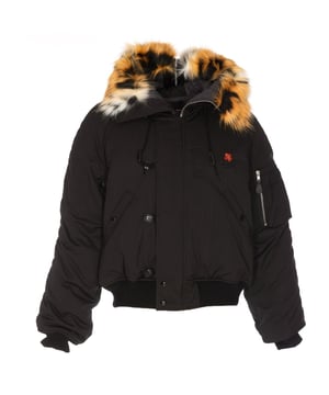 Trotseer de elementen in stijl met het Kenzo jack. Deze strakke jas is zo ontworpen dat hij prachtig staat bij bijna elke outfit. Maak een statement met een jas die er geweldig uitziet en je beschermt tegen de elementen., Kenzo zwarte jas, 100% katoen, windflap met knoopsluiting, centrale ritssluiting, 2 zakken met knoopsluiting, elastische taille en mouwuiteinden, normale pasvorm, maat valt normaal, merkbadge linksvoor op de borst, effen zwarte jas