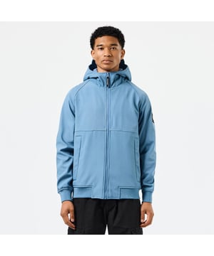 Heren Weekend Offender Sulta Softshell Bomber Jacket in blauw.- Kap met verstelbaar trekkoord.- Raglan mouwen.- Zijzakken.- Comfortabele rib manchetten en zoom.- Badge van het merk Weekend Offender is aangebracht op de linker mouw.- Extra DWR (Durable Water Repellent) laag.- Ref: JKAW2440BLU
