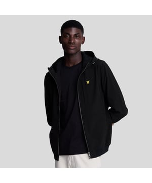 Heren Lyle And Scott Softshell Jacket in zwart.- ingegroeide capuchon.- volledige ritssluiting.- twee steekzakken.- geribde boorden.- gedeeltelijk geribde zoom.- geborduurde merkopdruk.- Brushback fleece voering.- 91% Polyester 9% Elastane.- Ref: JK1424VNZ865