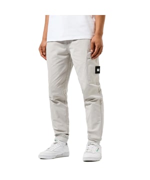 Heren Weekend Offender Hoshino Cargo Pants in lichtgrijs.- Elastische tailleband met verstelbaar koord.- Grote opgezette zak met verborgen ritssluiting.- Insteekzakken met verborgen ritssluiting.- Achter paspelzak met verborgen drukknoopsluiting.- Ritstrekkers met WO merk.- Afneembare WO badge op beenzak.- Comfort rib manchetten.- Ref: WPAW2406LIG