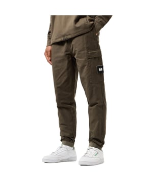 Heren Weekend Offender Hoshino Cargo Pants in groen.- Elastische tailleband met verstelbaar koord.- Grote opgezette zak met verborgen ritssluiting.- Insteekzakken met verborgen ritssluiting.- Achter paspelzak met verborgen drukknoopsluiting.- Ritstrekkers met WO merk.- Afneembare WO badge op beenzak.- Comfort rib manchetten.- Ref: WPAW2406GRN