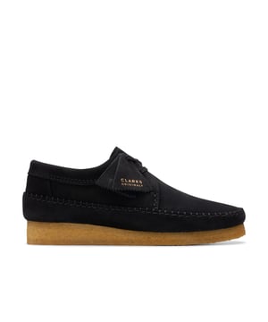 Onze klassieke Weaver is een iconische hybride van een casual schoen-trainer en staat voor on-trend 70's Americana nostalgie. Boterzacht suède in ultra-draagbaar zwart en een ambachtelijke constructie zorgen voor een vintage look, terwijl een natuurlijke kiezelzool en Clarks Originals fobs fungeren als een teken van ons vakmanschap.Premium zwart suède bovenwerkNatuurlijke rubberen kiezel crêpe zoolAfgewerkt met twee Clarks Originals fobs
