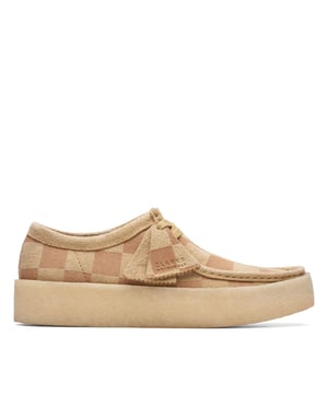 Onze iconische Wallabee Cup krijgt een gloednieuwe look met opvallende geruite bovendeel. Premium suède trilt met onze onnavolgbare kiezel crêpe zolen, terwijl contrasterende en ton-sur-ton fobs en wax veters de ambachtelijke look versterken.Premium geruit esdoorn suède bovendeelLichtgewicht EVA tussenzolen Zwart rubber crêpe zolenAfgewerkt met twee Clarks Originals fobs