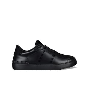 Valentino Open Sneakers aus schwarzem Leder. Schwarzes Band vorn. Ziernieten vorne und hinten. Gummisohle.Made in Italy.