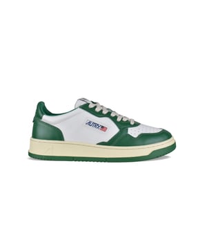 Sneakers bajas Autry de piel blanca y verde oscuro.Parche con logotipo en el exterior. Talonera de piel verde con logotipo en relieve.Lengüeta con parche del logotipo.Suela de goma con efecto amarilleado. Cierre con cordones.Puntera redonda perforada.100% piel.
