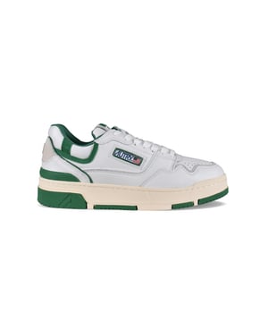 Zapatillas bajas CLC Autry de piel blanca y verde.Inserciones de ante verde en la parte superior.Parche del logotipo en el exterior. Contrafuerte con logotipo en relieve.Lengüeta con parche del logotipo.Suela distintiva con diferentes partes en caucho efecto amarillo y verde.Logotipo de la marca en la suela.  Cierre con cordones. Puntera redonda perforada.