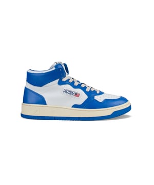 Sneakers altas Autry  Medalist Mid  de piel blanca y azul.Parche con logotipo en el exterior. Lengüeta con parche del logotipo.Suela de caucho con efecto azul y amarillo.  Cierre con cordones. Puntera redonda perforada.100% cuero.